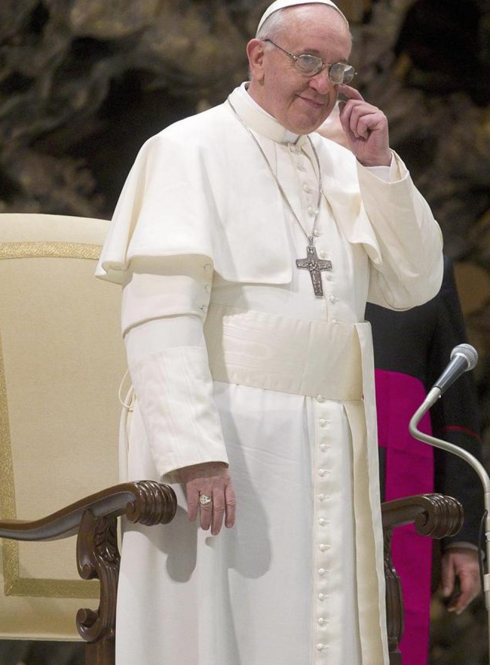 El Papa Francisco, con tricornio de la Guardia Civil