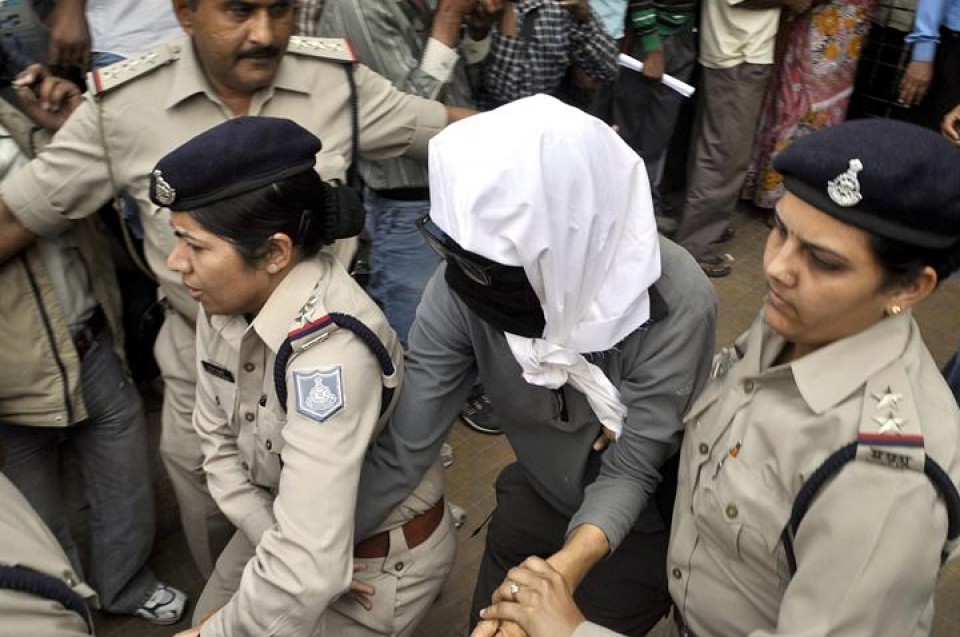 Uno de los detenidos es conducido ante el juez en India. Foto: EFE