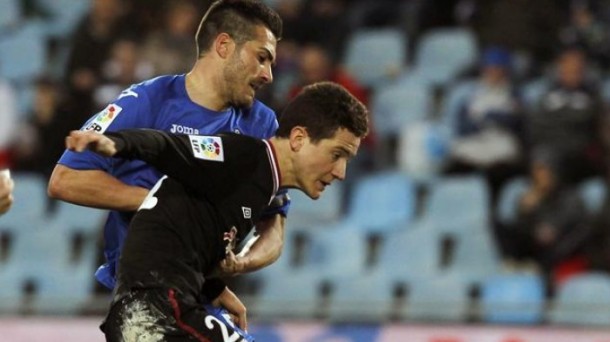 Herrera y Xavi Torres pugnan por el balón. Foto: EFE