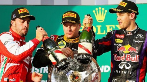 Raikkonenen el podio junto a Alonso y Vettel. Efe.