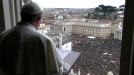 Txalo artean hartu dute Frantzisko aita santua lehenbiziko Angelusean 