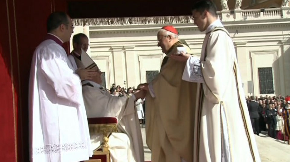 El decano del colegio cardenalicio, Angelo Sodano, coloca el anillo del Pescador a Francisco. EFE