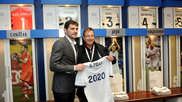 Iker Casillas y Gilbert Felli director ejecutivo del COI para los Juegos. Foto: EFE