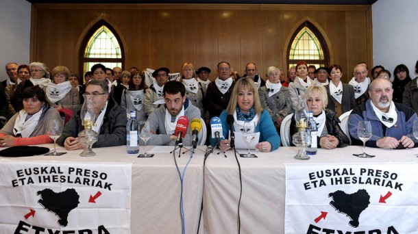 Unos 40 familiares de presos han comparecido en Pamplona. EFE