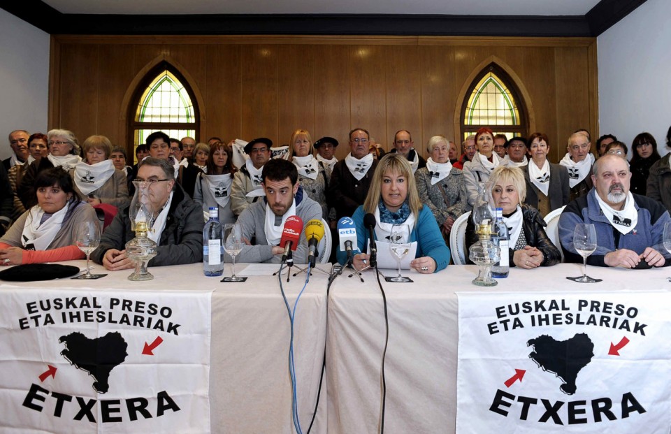 Unos 40 familiares de presos han comparecido en Pamplona. EFE
