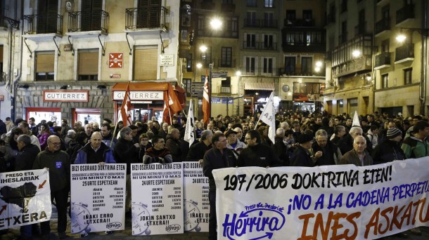 Varias personas sostienen pancartas durante la concentración de Herrira en Pamplona. EFE 