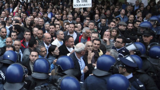 Empleados del Banco Laiki participan en una manifestación en frente al Parlamento de Chipre. EFE