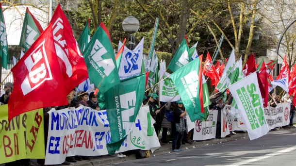 Concentración de SATSE, ELA, LAB, CCOO y UGT  en Vitoria. EFE