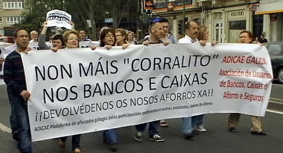 Afectados por las preferentes protestan en A Coruña. EFE