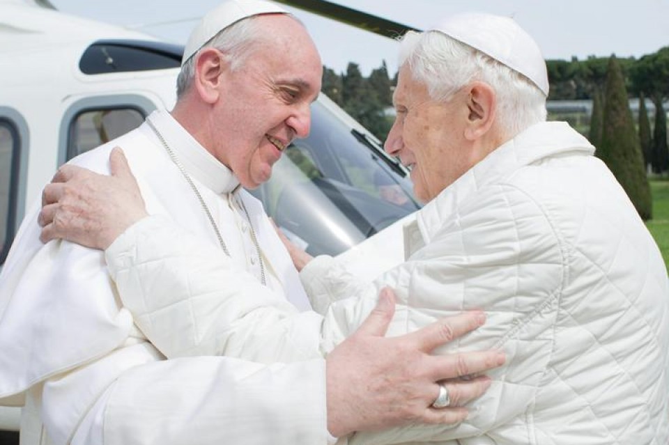 Frantzisko aita santuak Benedikto XVI.a agurtu du. 