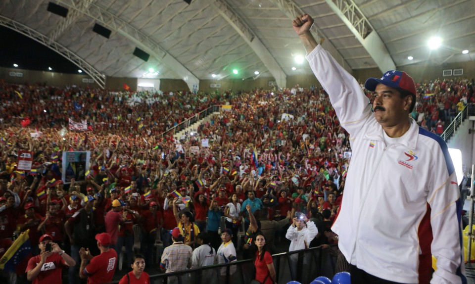 Nicolás Maduro ayer frente a miles de chavistas. Foto:EFE.