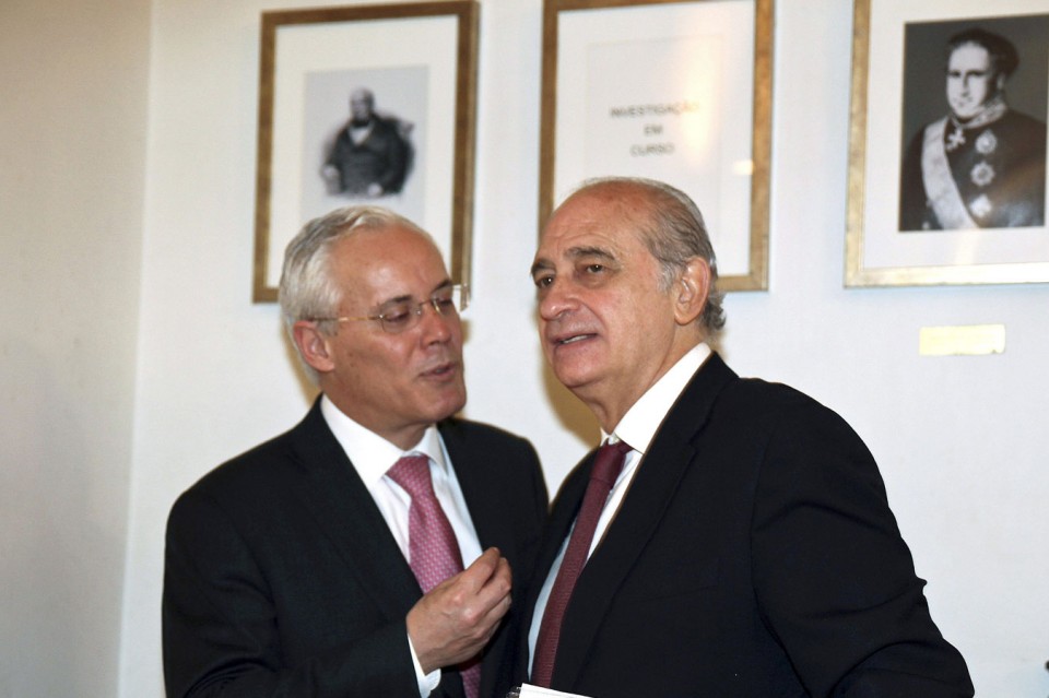 El ministro del Interior, Jorge Fernández, conversa con su homólogo portugués, Miguel Macedo. EFE