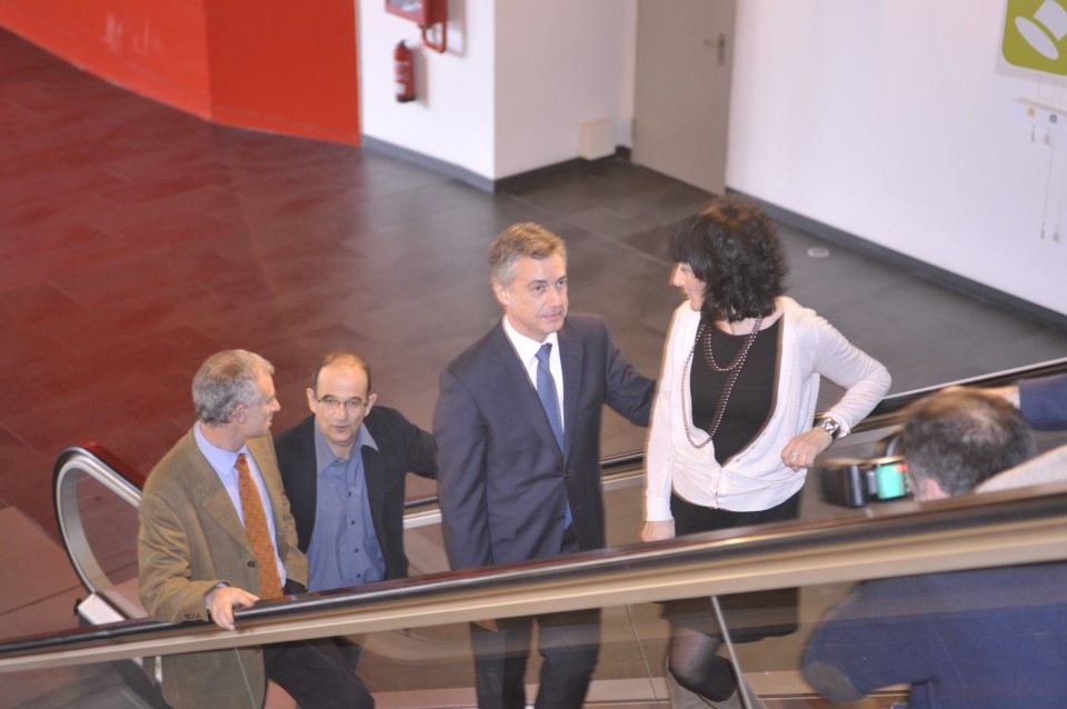 Urkullu, Maite Iturbe, Jesus Elgezabal eta Pello Sarasolarekin. (Argazkia: EiTB)