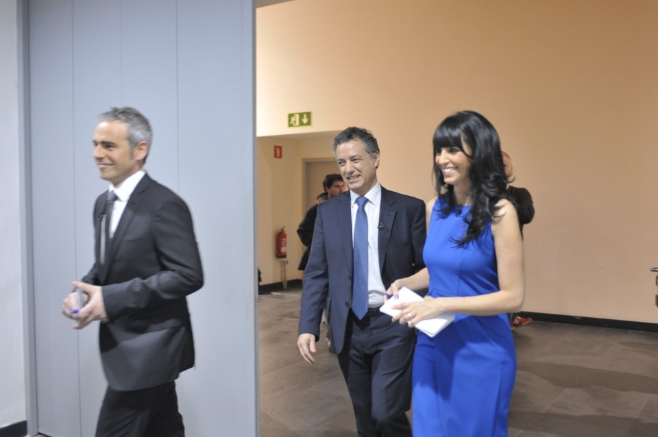 Iñigo Urkullu lehendakaria, ETBko platoan sartzen, Africa Baeta eta Asier Odriozolarekin. (Argazkia: EiTB)