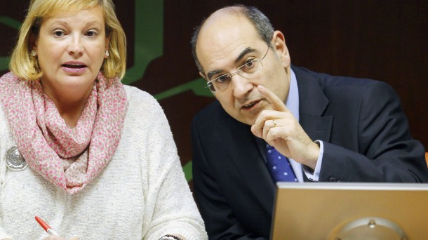 El consejero de Salud, Jon Darpón, junto a Susana Corcuer antes de la comparecencia. EFE.  