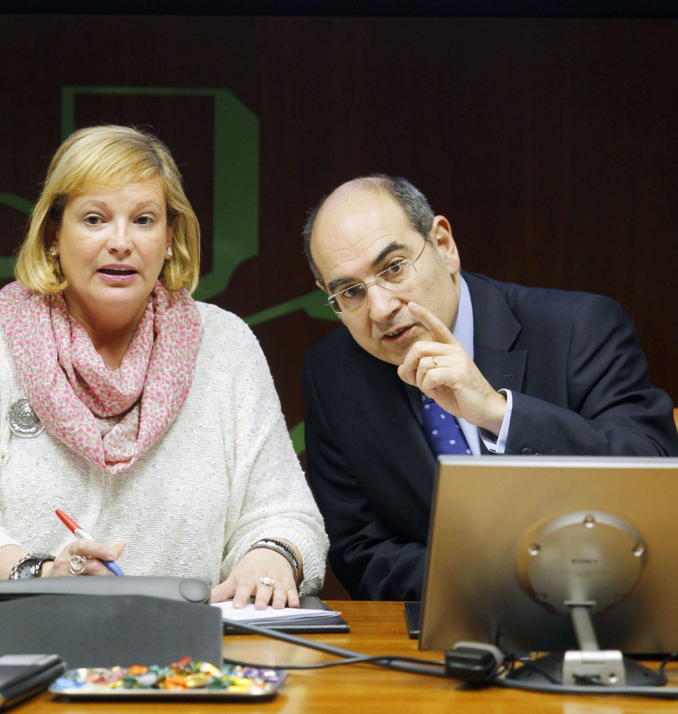 El consejero de Salud, Jon Darpón, junto a Susana Corcuer antes de la comparecencia. EFE.  
