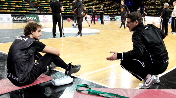 Fotis Katsikaris con Roger Grimau. Foto: EFE.