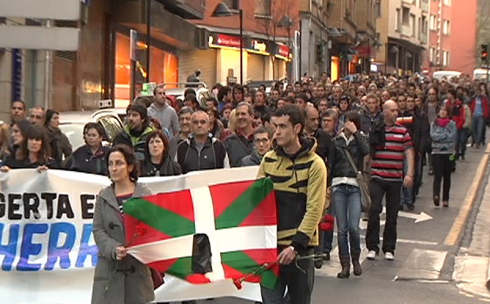 Manifestación en Basauri tras la muerte de Xabier López Peña.