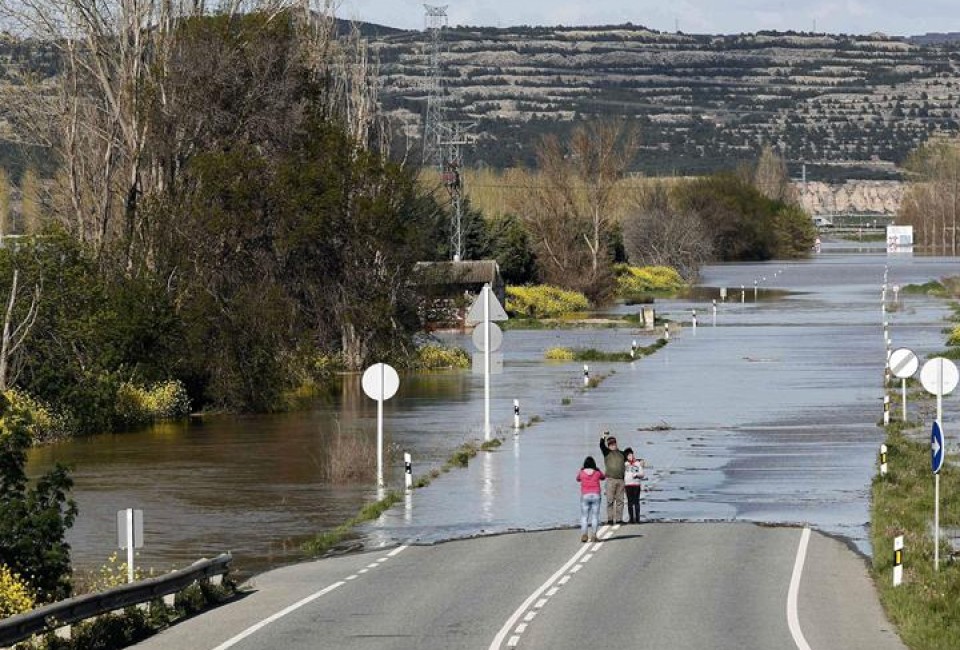 Ebro ibaiaren inguruak alertan jarraitzen du Nafarroan. EFE. 