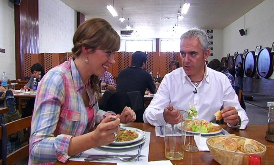 Xabier Euzkitze eta Yolanda Alzola sagardotegian bazkaltzen