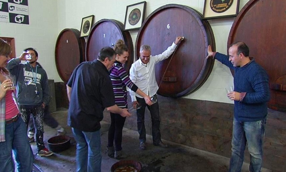 Xabier Euzkitze sagardotegian Yolandaren lankideekin