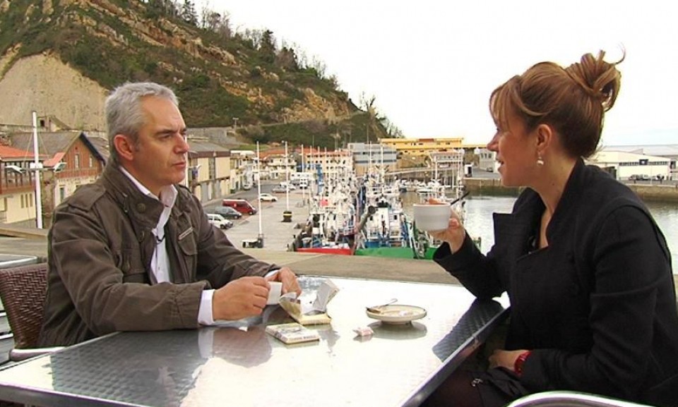 Xabier Euzkitze eta Yolanda Alzola kafea hartzen