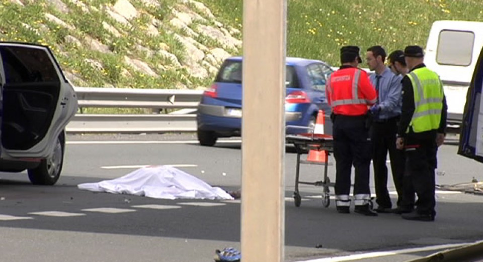 El cadáver del ciclista, tapado en el lugar del accidente.