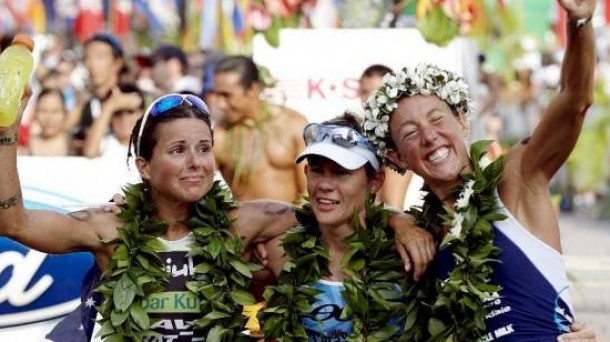 Virgina Berasategi celebra su tercer puesto en el Ironman de Hawaii en 2009. Efe.