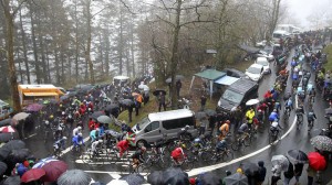 Subida al alto de Ixua. Foto: Efe.