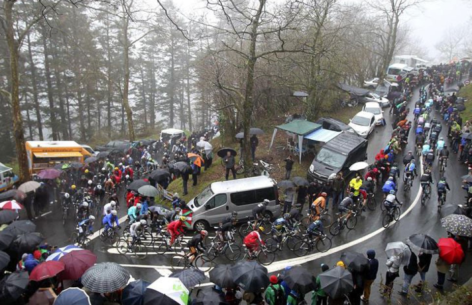 Subida al alto de Ixua. Foto: Efe.