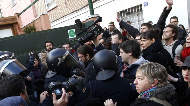 Espainiako presidenteordearen etxearen aurrean egin dute protesta. Irudia: EFE