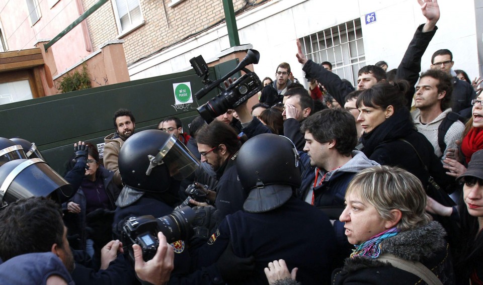 Espainiako presidenteordearen etxearen aurrean egin dute protesta. Irudia: EFE
