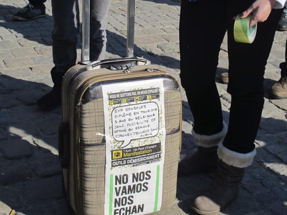 Una maleta con el lema ''NoNosVamosNosEchan'' . EFE
