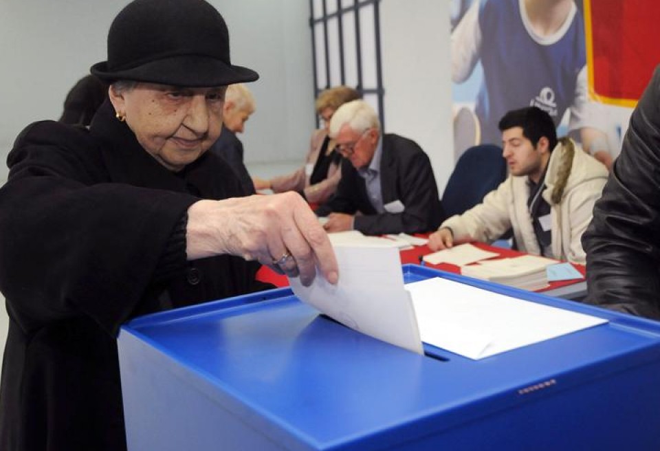 Una mujer vota en Montenegro. EFE
