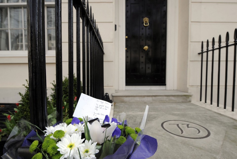 Loreak eta gutunak Thatcherren etxean. EFE