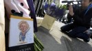 Flores y cartas frente a la casa de Thatcher. EFE title=