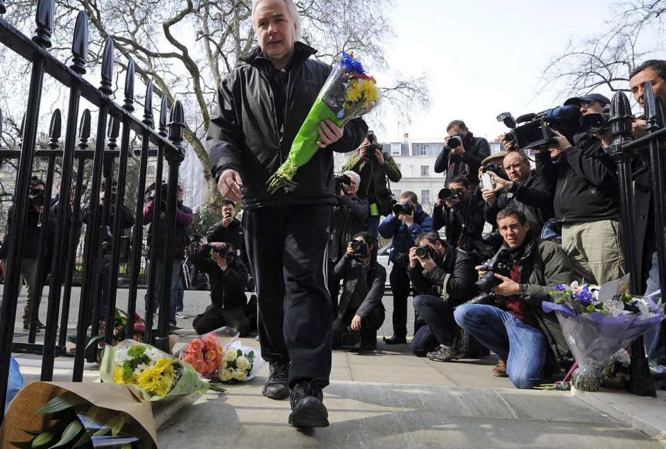 Loreak eta gutunak Thatcherren etxean. EFE