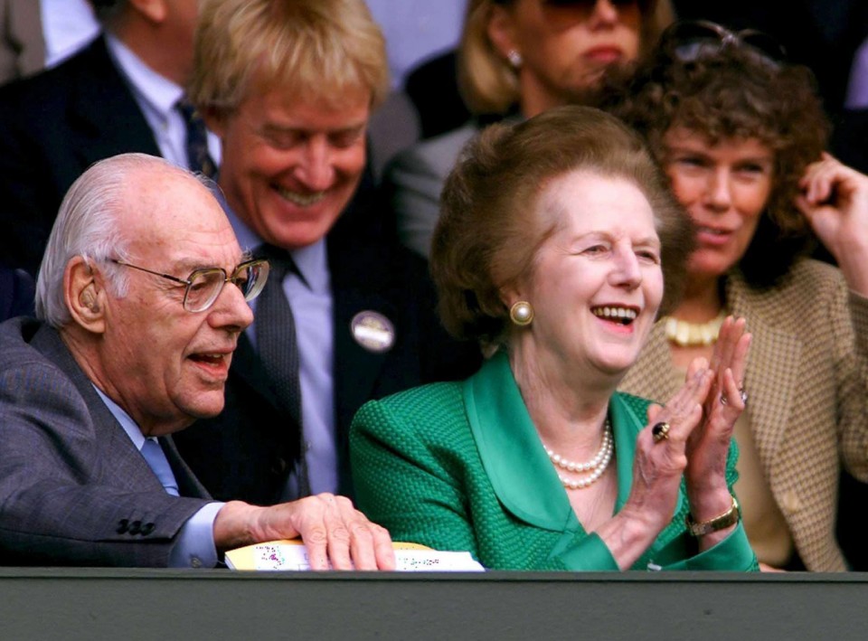 Thatcher Dennis senarrarekin. EFE