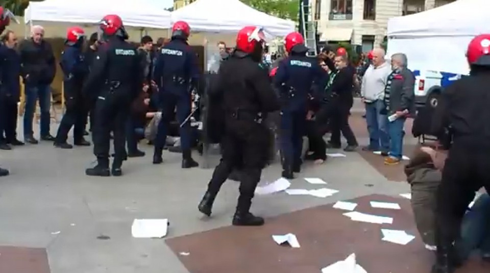 Incidentes durante la detención de Ekaitz de Ibero. Foto: Donostiako Auziperatuak/Youtube