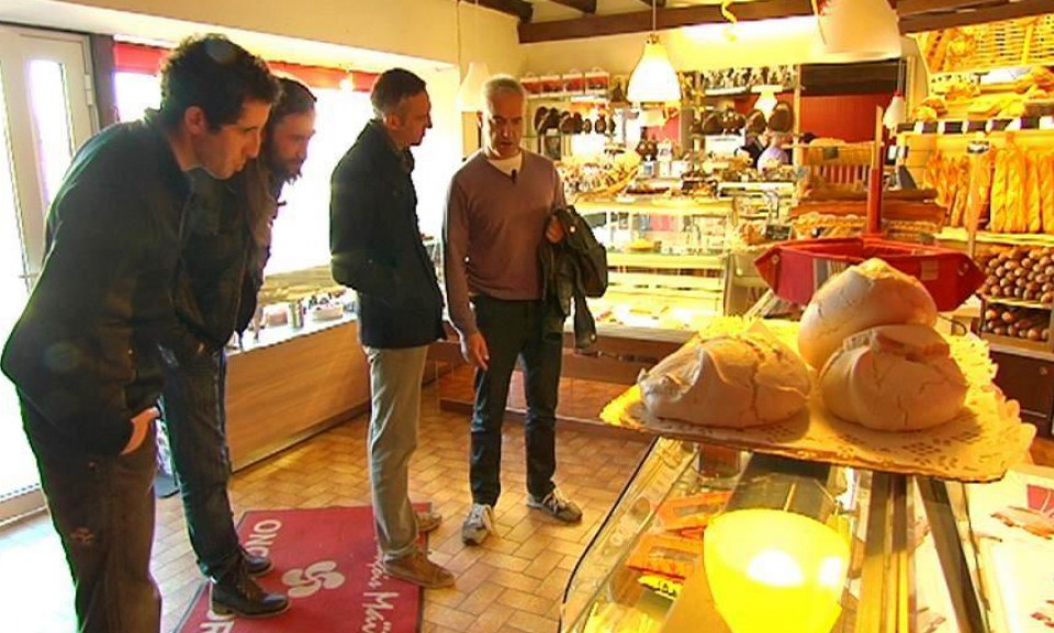 Kalakan taldearekin pastelak erosten