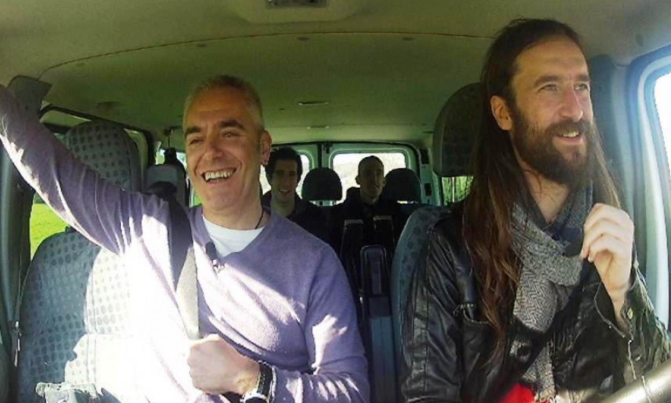 Kalakan taldearekin furgonetan