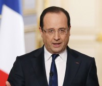 Hollande dice que la joven expulsada puede volver si así lo pide