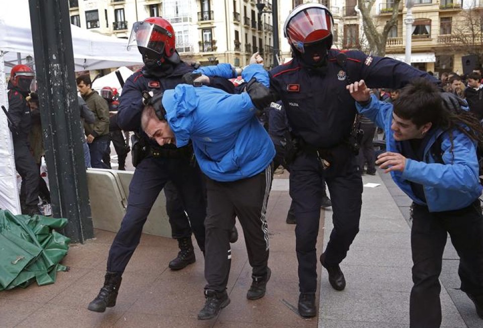 Incidentes durante la detención en Donostia de Ekaitz de Ibero. Foto: EFE
