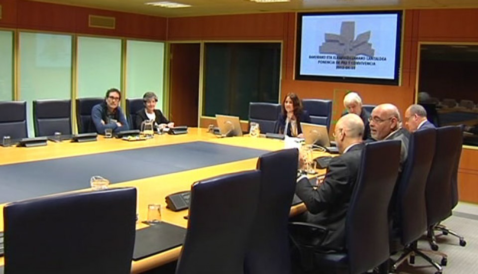 Los miembros de la ponencia de Paz y Convivencia del Parlamento Vasco. EiTB