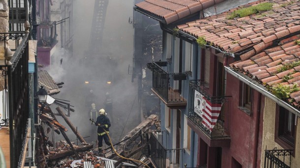 Bomberos intentan sofocar el incendio, en Bermeo. Foto: EFE