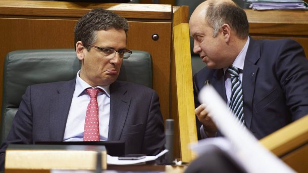 Antonio Basagoiti y Carmelo Barrio, durante el pleno del Parlamento Vasco. Efe