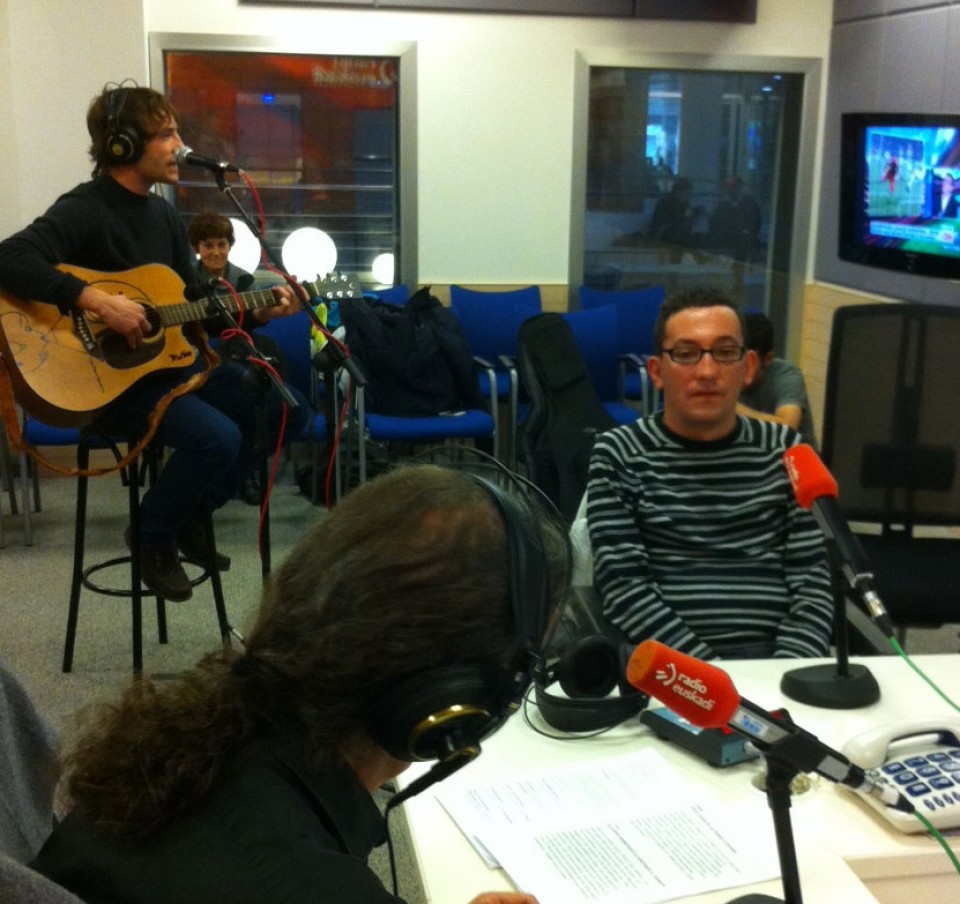Antonio Garamendi a la guitarra y, Andres Benzal, cantante de 'Mi dulce Geisha'.