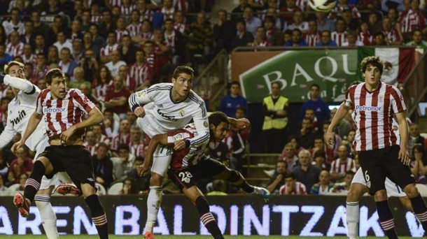 Cristiano Ronaldok buruz egin du Real Madrilek San Mamesen sartutako bigarren gola. Efe.