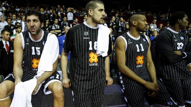 Bilbao Basketeko jokalariak, Eurokopako finala galdu eta gero. Argazkia: EFE