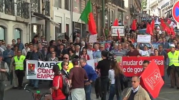 Cientos de manifestantes protestan por los recortes en Portugal. EiTB